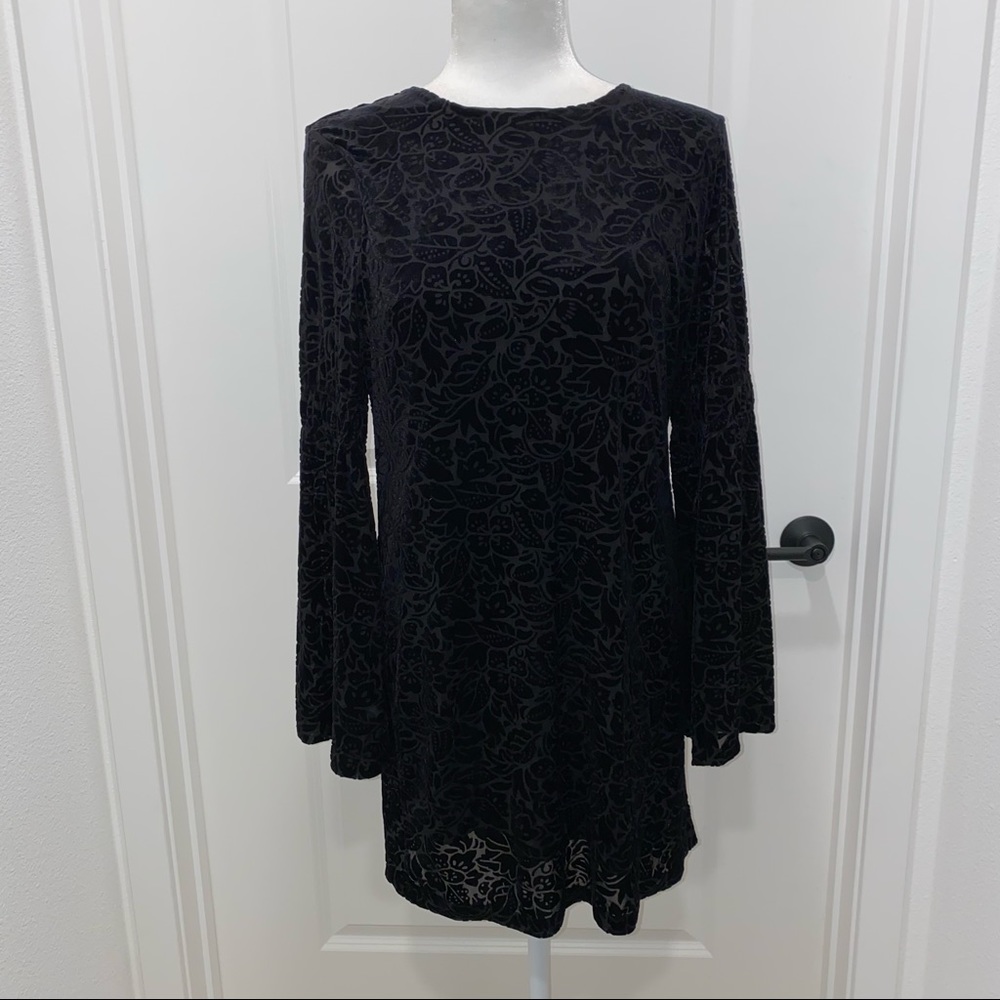 Adrienne Vittadini Black velvet long sleeve dress